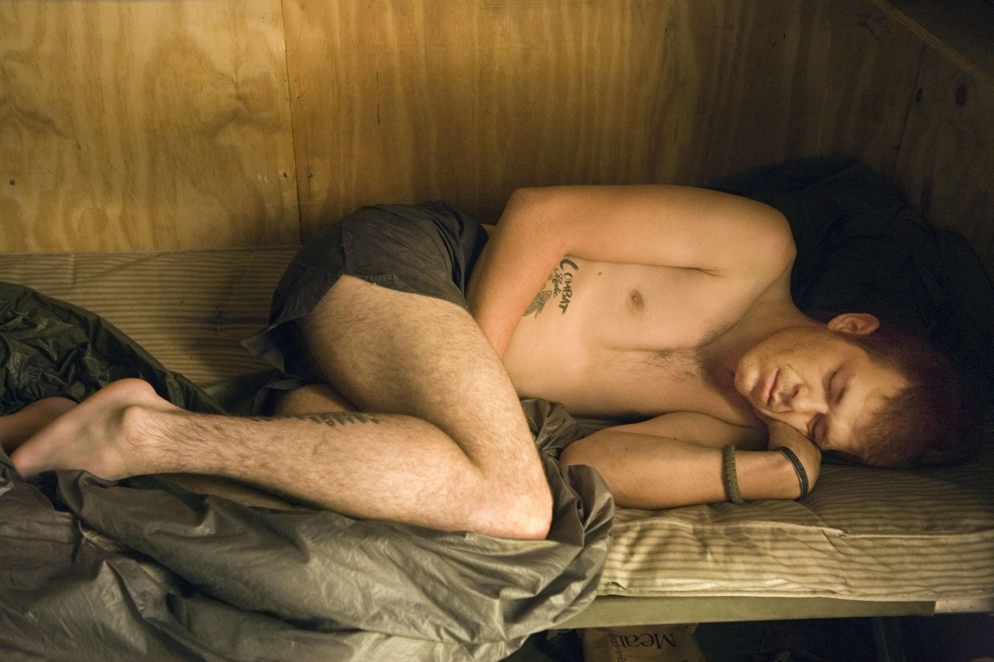 Doc' Kelso durmiendo. Puesto de Restrepo, Afganistán. 2008