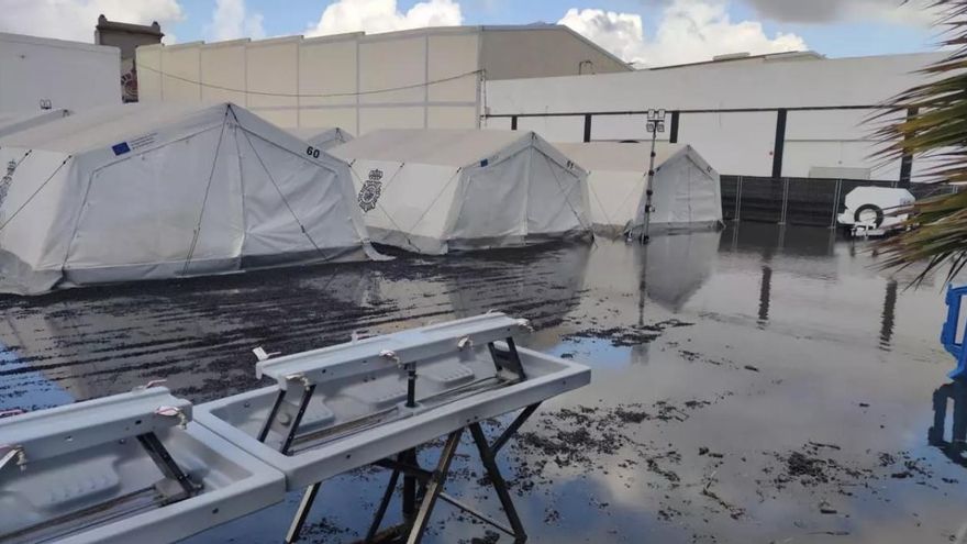 La inundación del CATE de Lanzarote vuelve a evidenciar sus carencias y obliga a desviar una patera a Fuerteventura