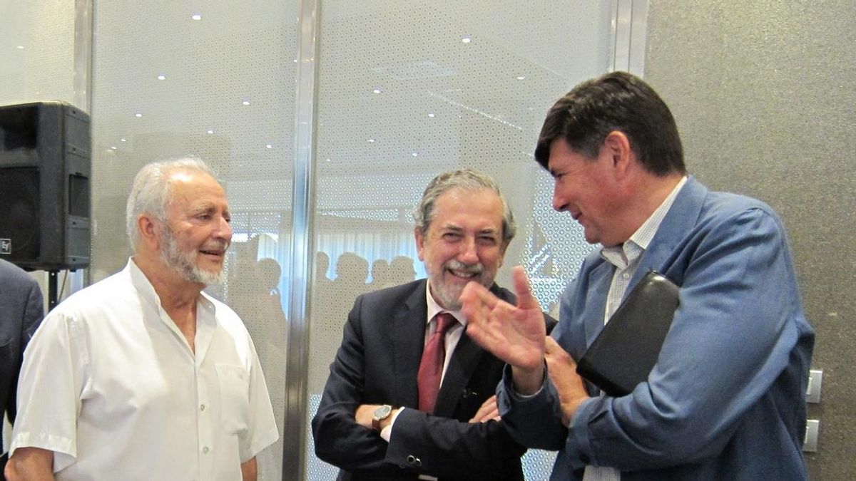Anguita y Salinas reivindican el "programa" para los acuerdos postelectorales y Pimentel solo ve "reparto"