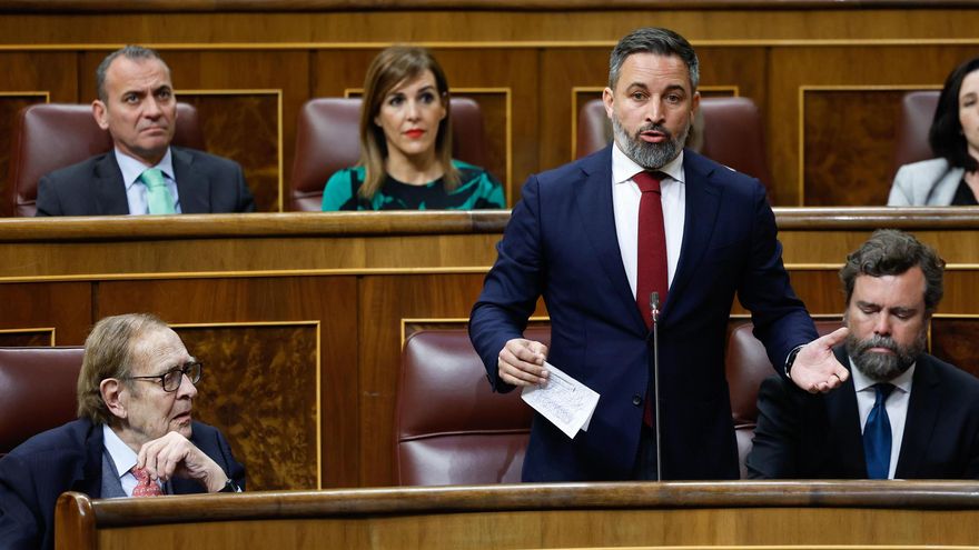 El líder de Vox, Santiago Abascal (c), pide una rectificación al portavoz socialista Patxi López (no aparece) durante la segunda y última jornada del debate de la moción de censura que impulsa Vox, con Ramón Tamames (i) de candidato.