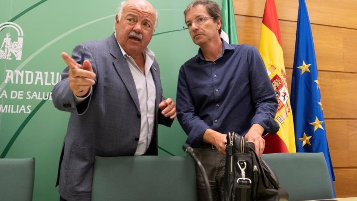 El consejero de Salud y Familias de la Junta de Andalucía, Jesús Aguirre (i), y el presidente de la Seimc ( Sociedad Española de Enfermedades Infecciosas y Microbiología Clínica ) y responsable del servicio de Infecciosos del Hospital Virgen del Rocío, José Miguel Cisneros, antes de la rueda de prensa del pasado día 19.