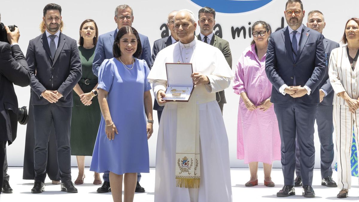 La alcaldesa de Las Palmas de Gran Canaria, Carolina Darias, junto al Papa tras hacerle entrega de las llaves de la ciudad.