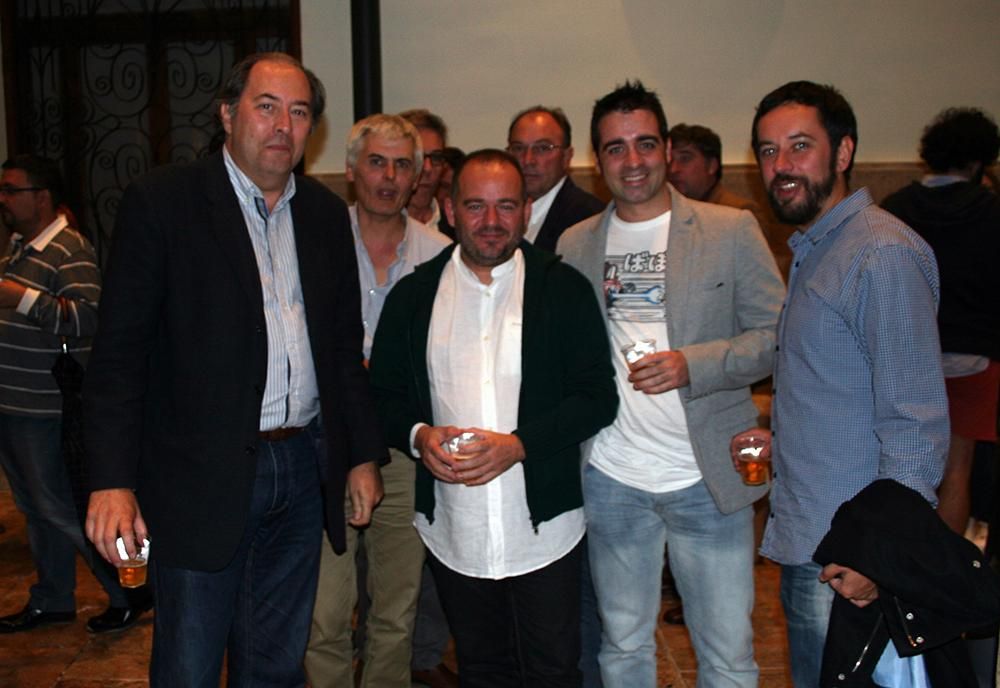 El consejero delegado de eldiariocv, Javier Burgos, junto a algunos colaboradores del medio