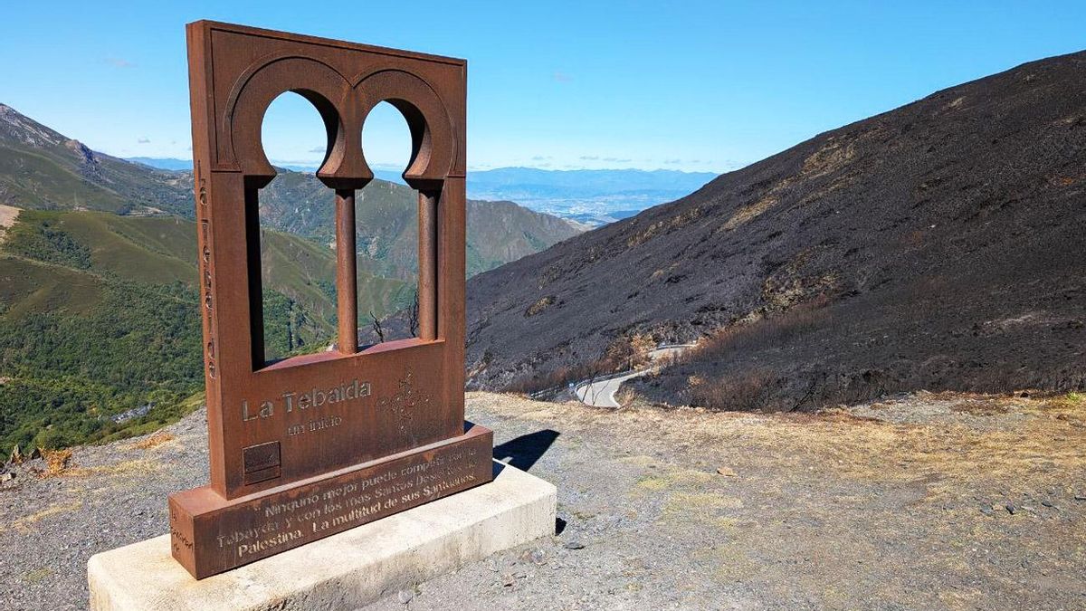 Momumento a la Tebaida Berciana símbolo de los incendios forestales de este verano 2025.
