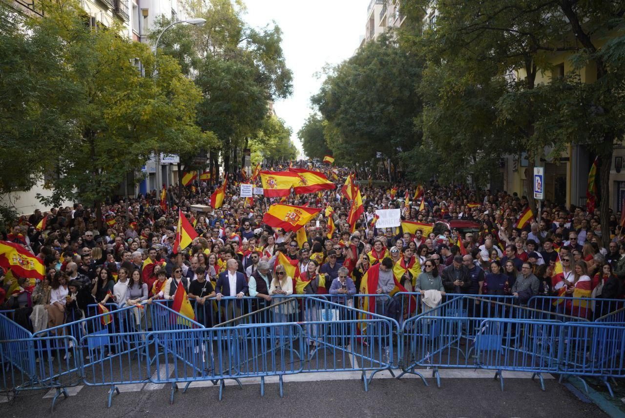 Las barreras colocadas por la policía en la calle Ferraz de Madrid.