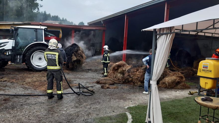 Bomberos de Cantabria y Santander sofocan rollos de hierba en Riosapero