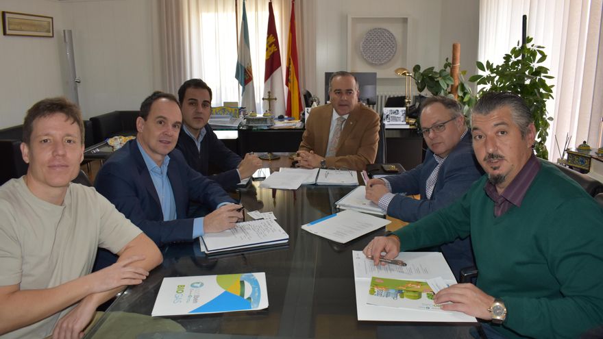 La empresa Nortiben presenta los avances de su proyecto de planta de biometano al alcalde de Talavera de la Reina