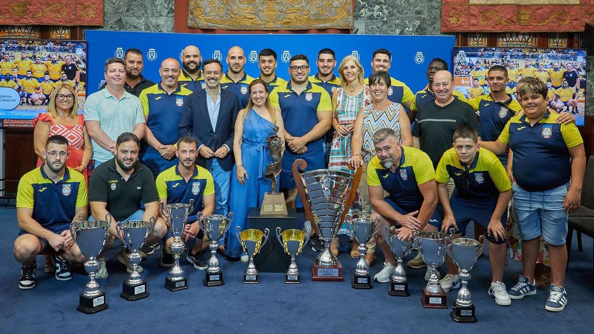 Autoridades, directivos y luchadores del Chimbesque posan en el salón Noble del Cabildo Insular de Tenerife