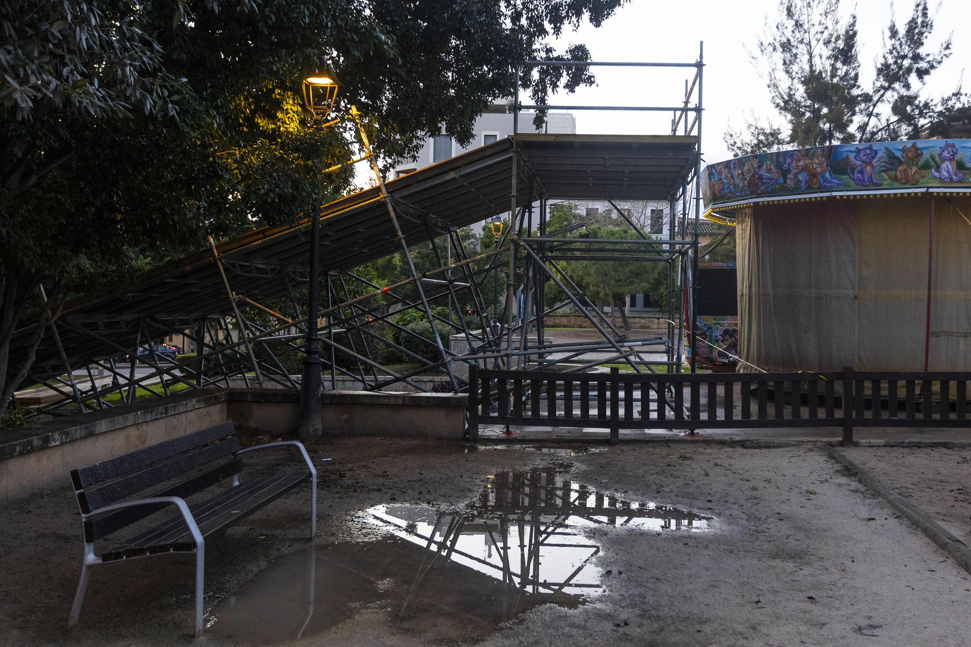 Parte de las instalaciones que se están montando para acoger el nuevo mercadillo