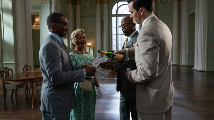 Fotografía cedida por Apple TV+ que muestra a los actores (i-d) Anthony Mackie, Nia Long, Samuel L. Jackson y Nicholas Hoult durante una escena del filme "The Banker". Apple TV+ por fin lanzó "The Banker", la historia de los dos pioneros que quisieron eliminar los enormes obstáculos financieros a los que se enfrentaba la población afroamericana en los años 60, un estreno que se ha pospuesto previamente por acusaciones de abusos sexuales.