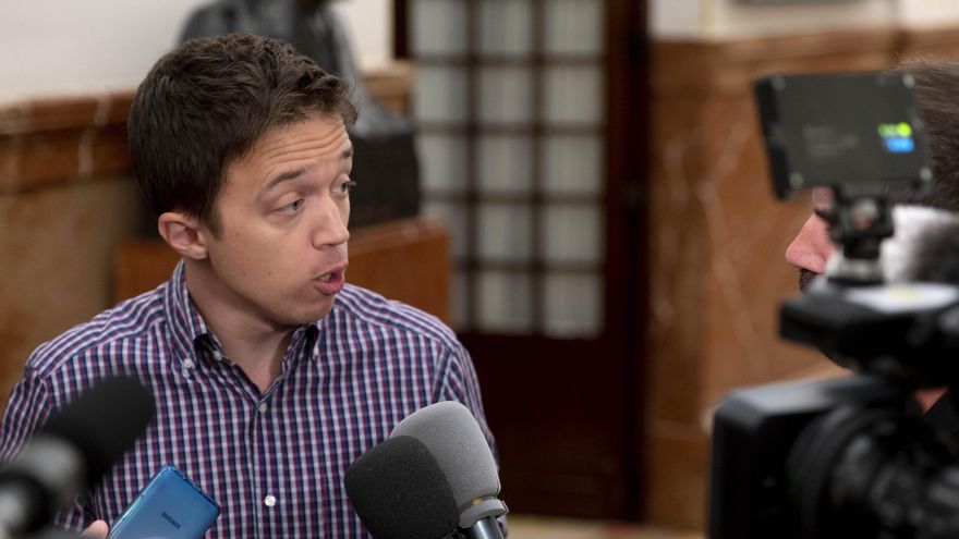 El portavoz de Más País en el Congreso, Íñigo Errejón, responde a los medios a su llegada a una sesión plenaria en el Congreso de los Diputados, a 25 de mayo de 2022, en Madrid (España).