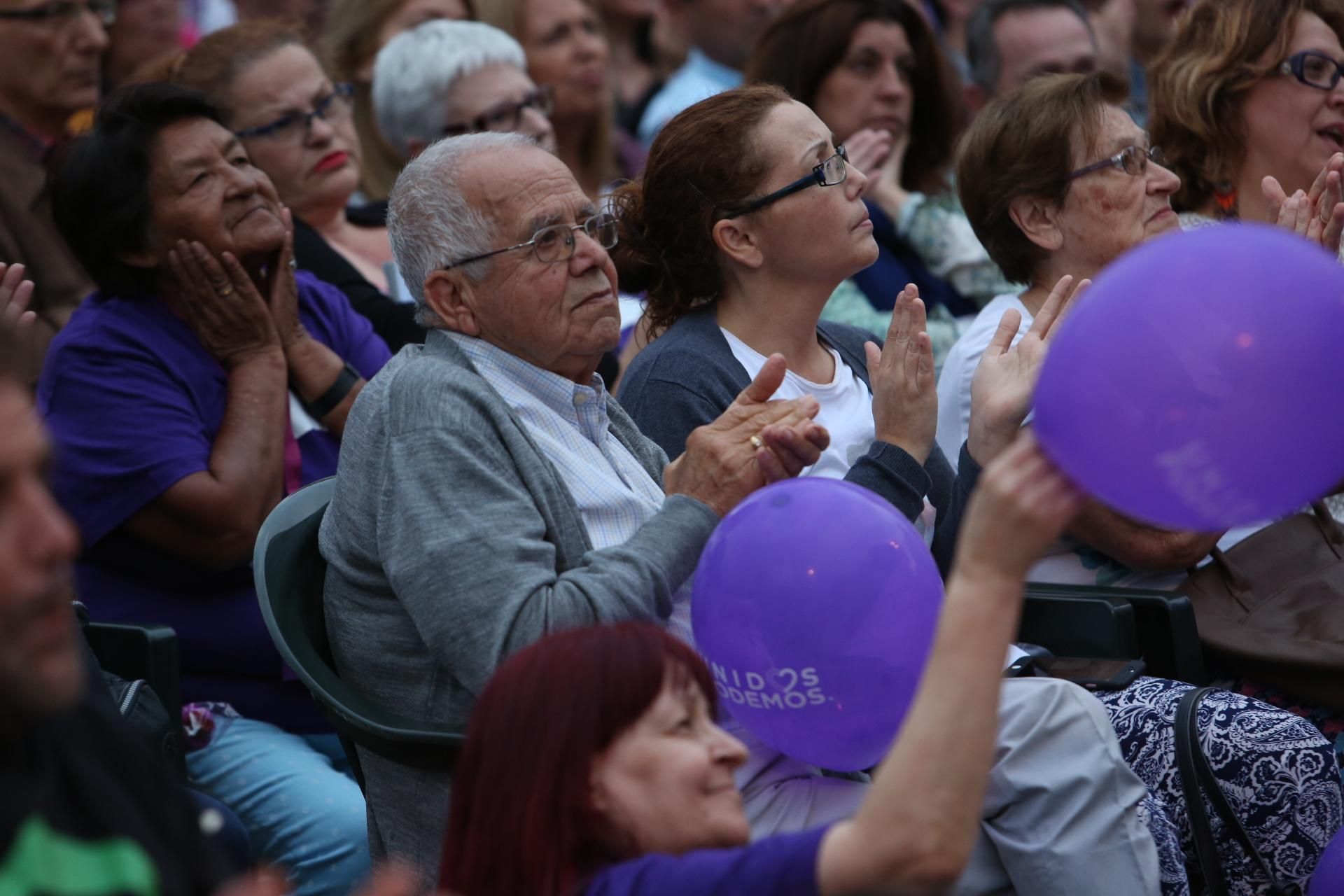 Asistentes al mitin de Podemos en la plaza del Pilar en junio de 2016