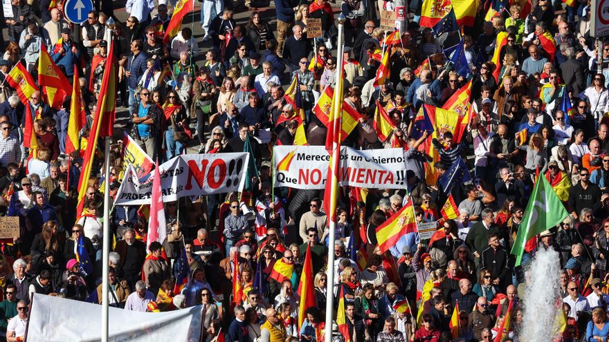 Cientos de personas durante una manifestación contra la amnistía, en Cibeles, a 18 de noviembre de 2023, en Madrid (España)