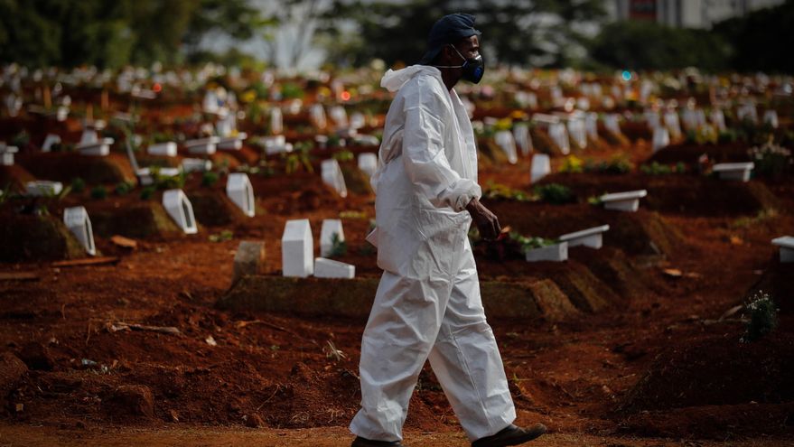 Un hombre trabaja enterrando víctimas de covid-19 en el Cementerio Vila Formosa, en Sao Paulo (Brasil). Fotografía de archivo. EFE/Fernando Bizerra Jr