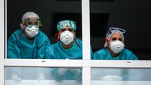 Varios sanitarios con protección EPI, mascarillas, gafas y guantes