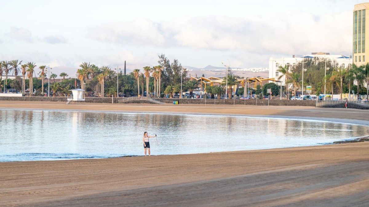 La principal playa urbana de Lanzarote, cerrada más de un mes por vertidos fecales y sin solución a la vista