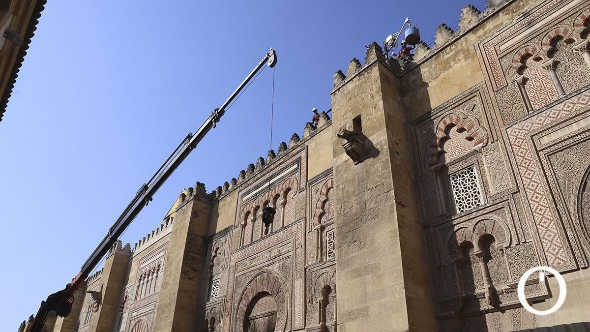 Comienzan los trabajos de restauración en la capilla incendiada en la Mezquita Catedral