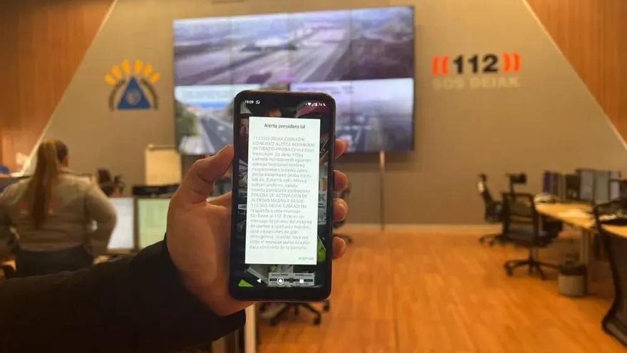 Un móvil, mostrando un mensaje de alerta por el apagón.