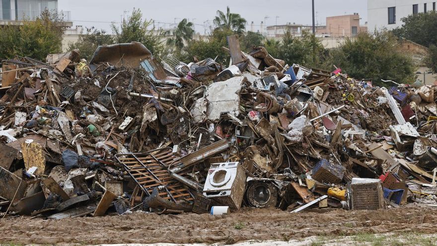 Vista de los escombros al lado de la carretera V30 a su paso por La Torre (Valencia) este lunes.