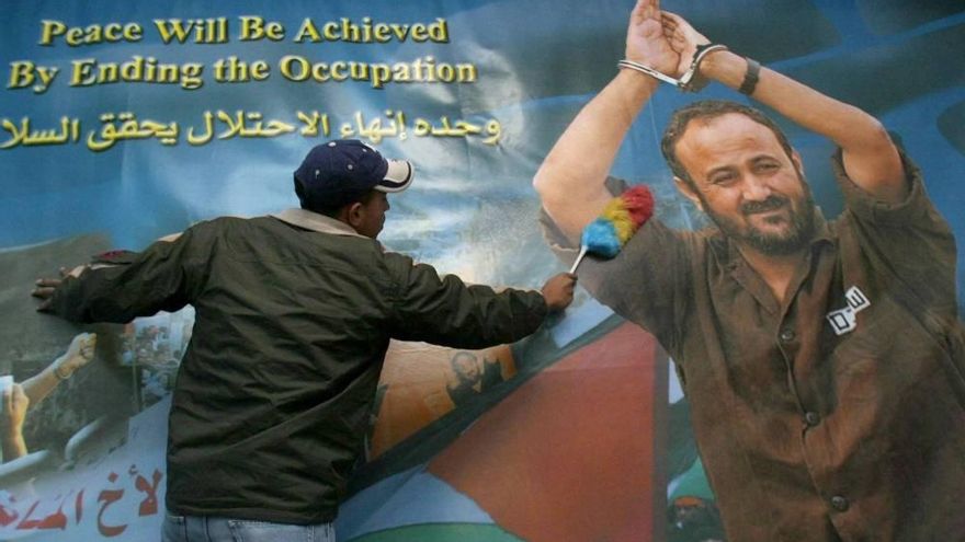 "La paz se conseguirá con el fin de la ocupación", un mural reciente en Cisjordania con una fotografía de Marwan Barghouti. 