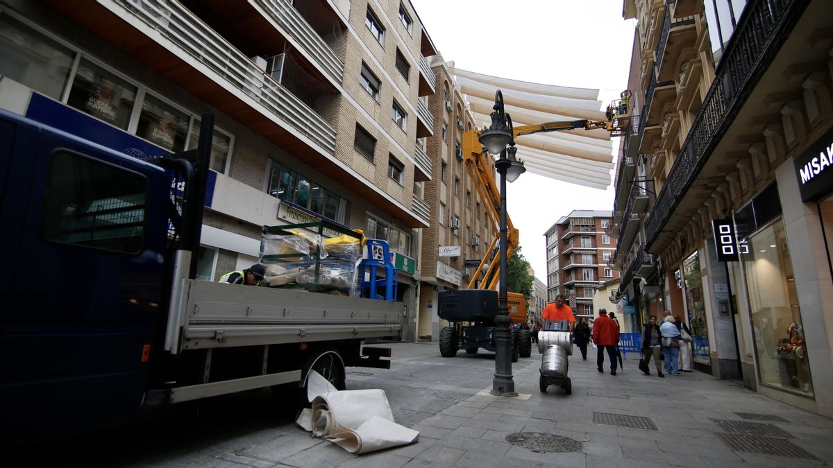 Comienza el entoldado de las calles del centro de Córdoba