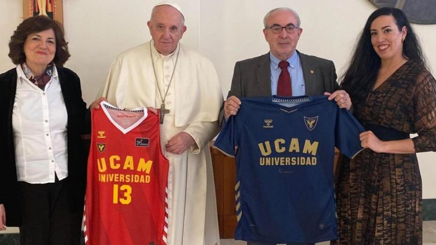 El Vaticano, China, Vox y una demoscópica: los tentáculos del presidente de la Universidad Católica de Murcia