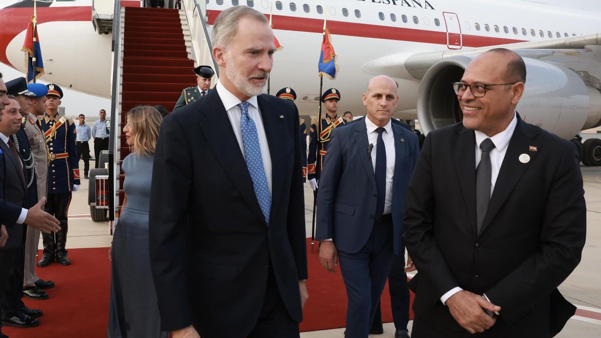 El rey Felipe VI, a su llegada al aeropuerto de El Cairo para asistir este sábado a la ceremonia de inauguración del Gran Museo Egipcio