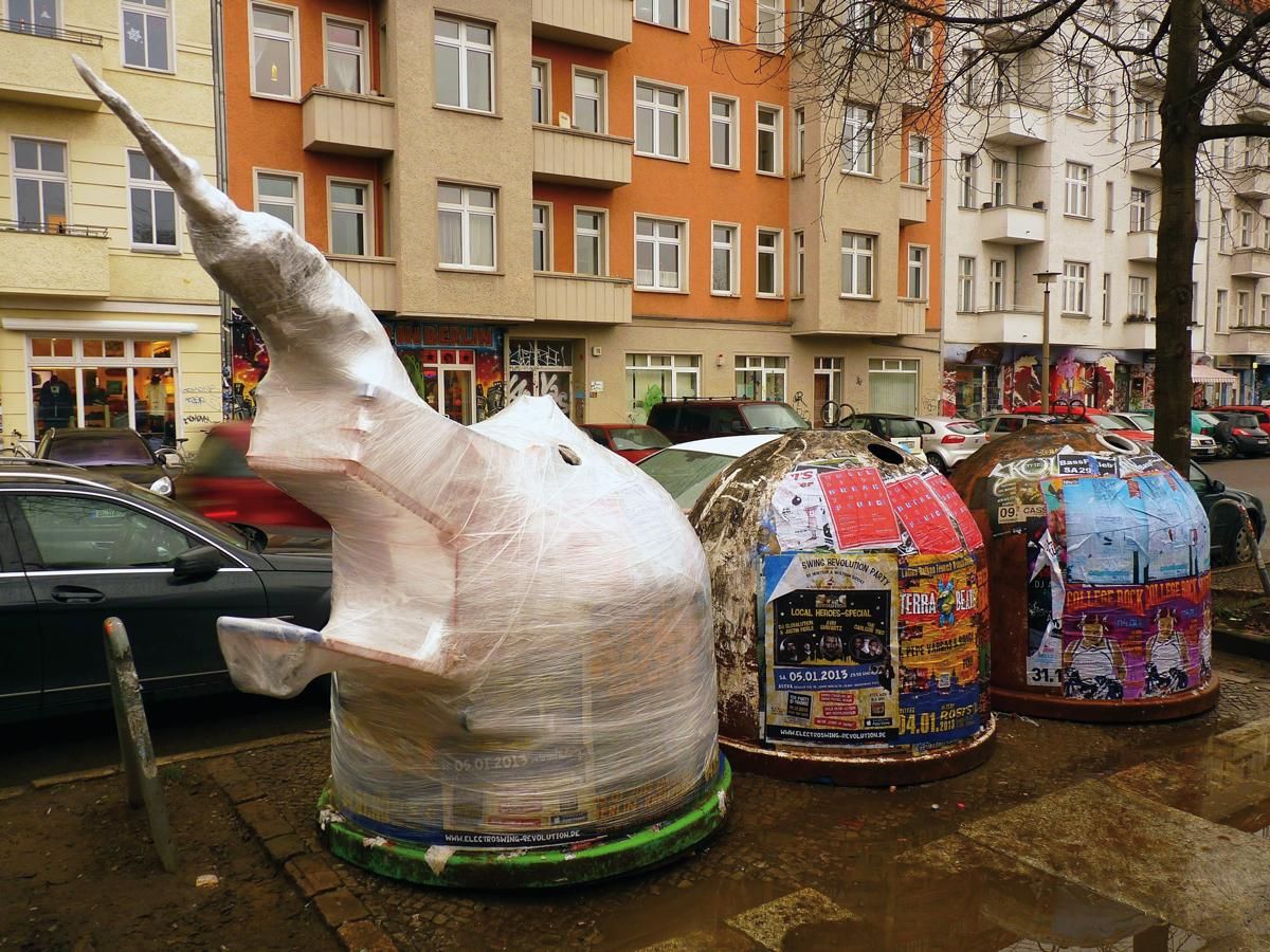 El colectivo berlinés Bosso Fataka presenta cubos de basura como tanques de guerra