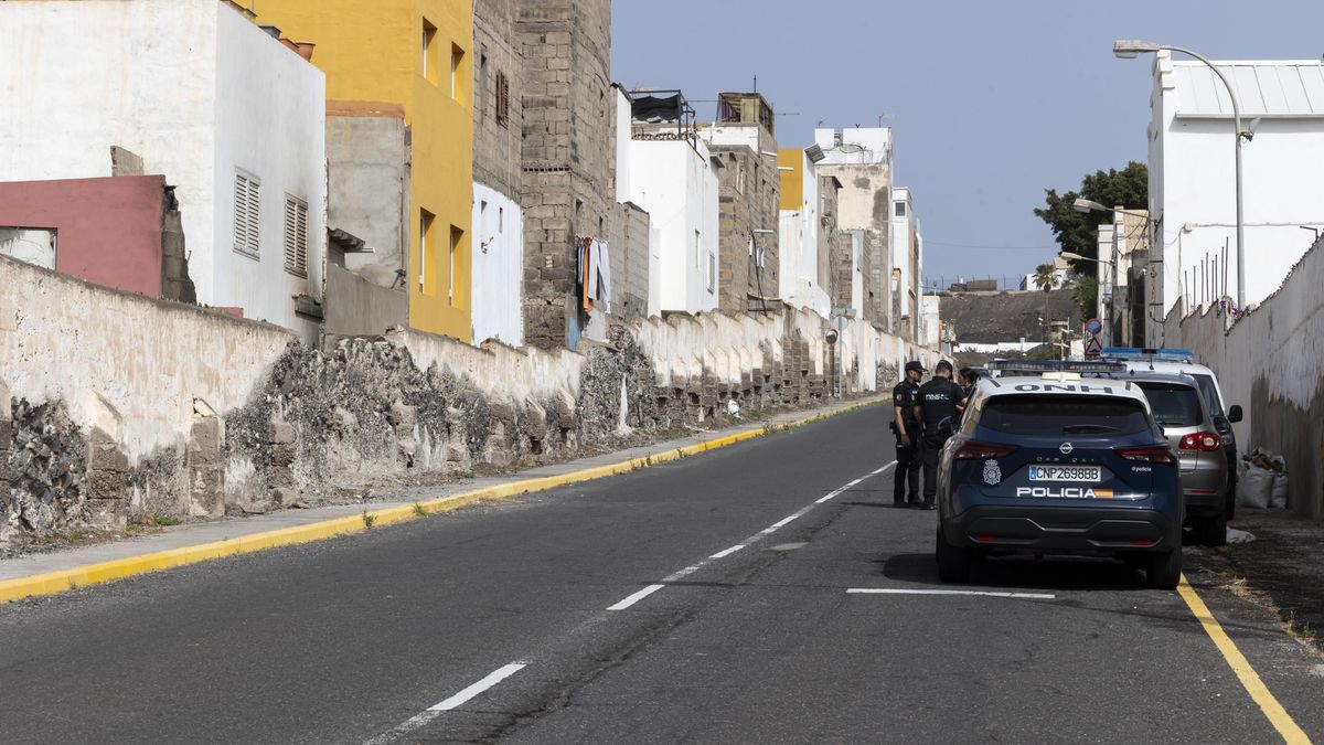 Agentes policiales delante del inmueble donde una joven sufrió quemaduras en La Isleta. EFE/Quique Curbelo