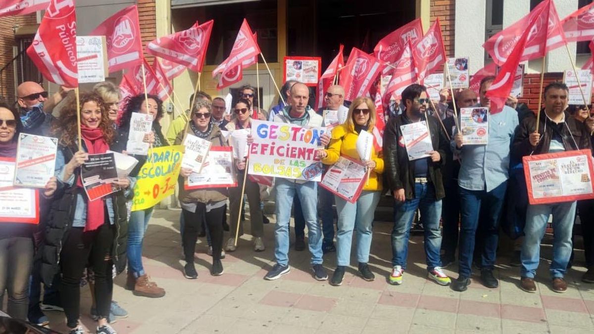 Protesta ante la Delegación Provincial de Educación por la situación de falta de personal y recursos