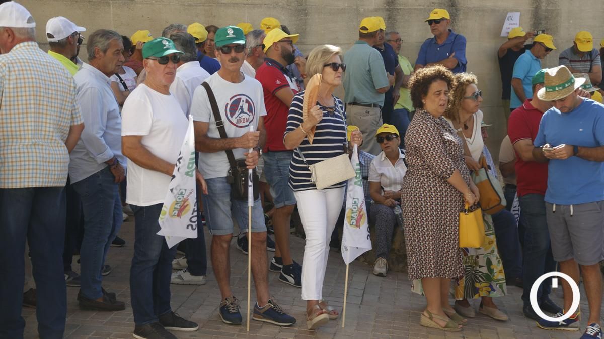 Concentración del sector agrario ante los ministros de la Unión Europea en la Puerta del Puente