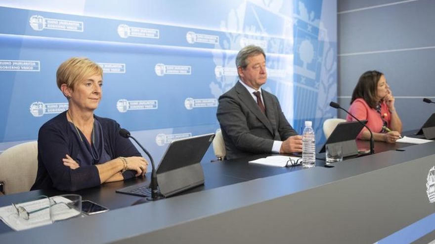 Arantxa Tapia, en primer plano, durante la rueda de prensa del Consejo de Gobierno.