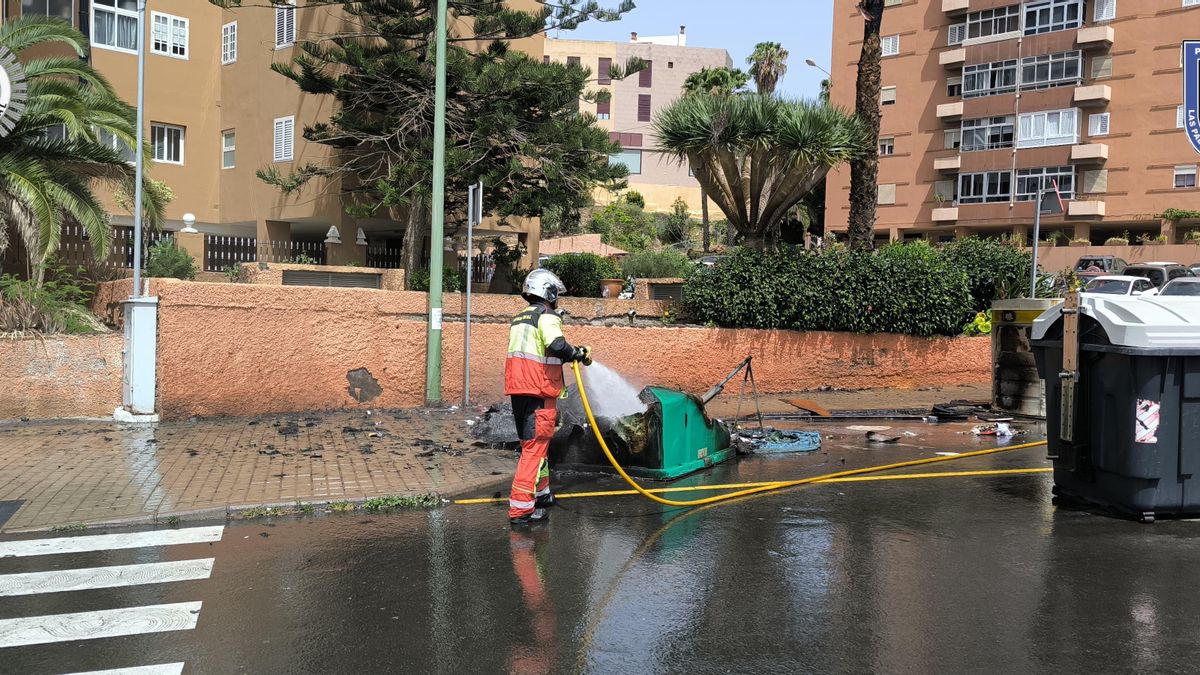 Los bomberos consiguen sofocar el incendio de dos contenedores de reciclaje en Las Palmas de Gran Canaria.
