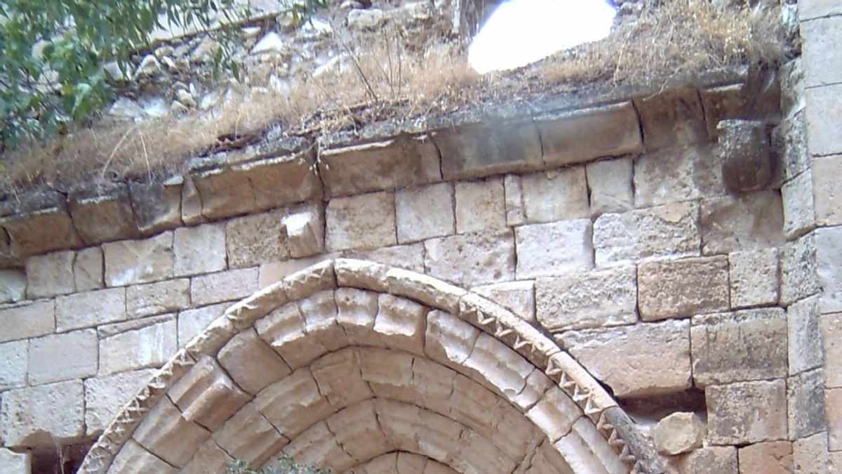 Uno de los accesos, deteriorado, al Monasterio de Bonaval en Retiendas. Raquel Gamo.