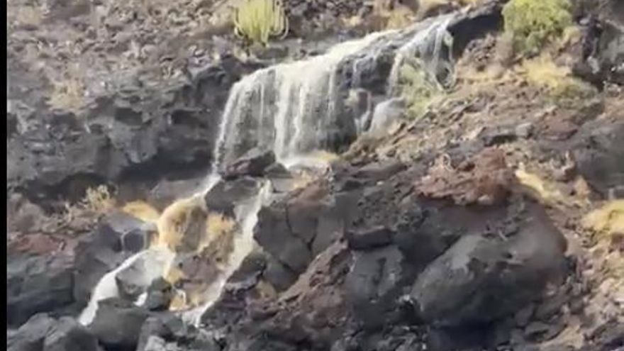 Pequeñas cascadas de agua formadas tras las lluvias de este domingo en El Rosario