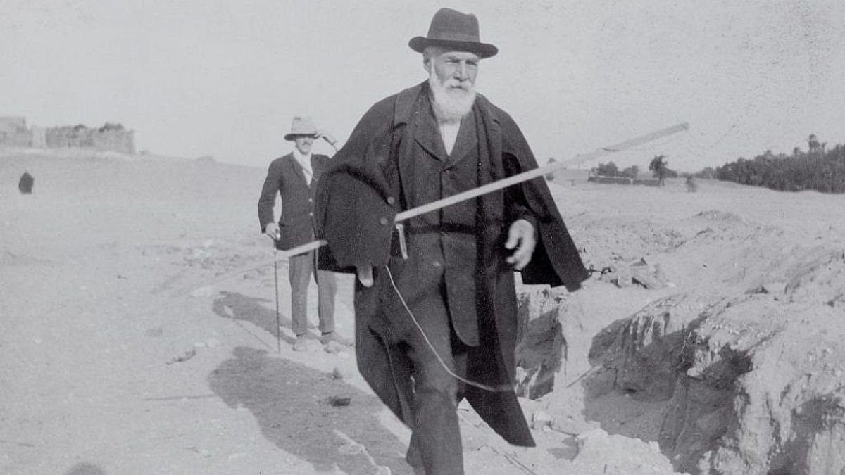Al arqueólogo británico Flinders Petrie le sorprendió la cantidad de enterramientos secundarios que rodeaban algunos complejos reales