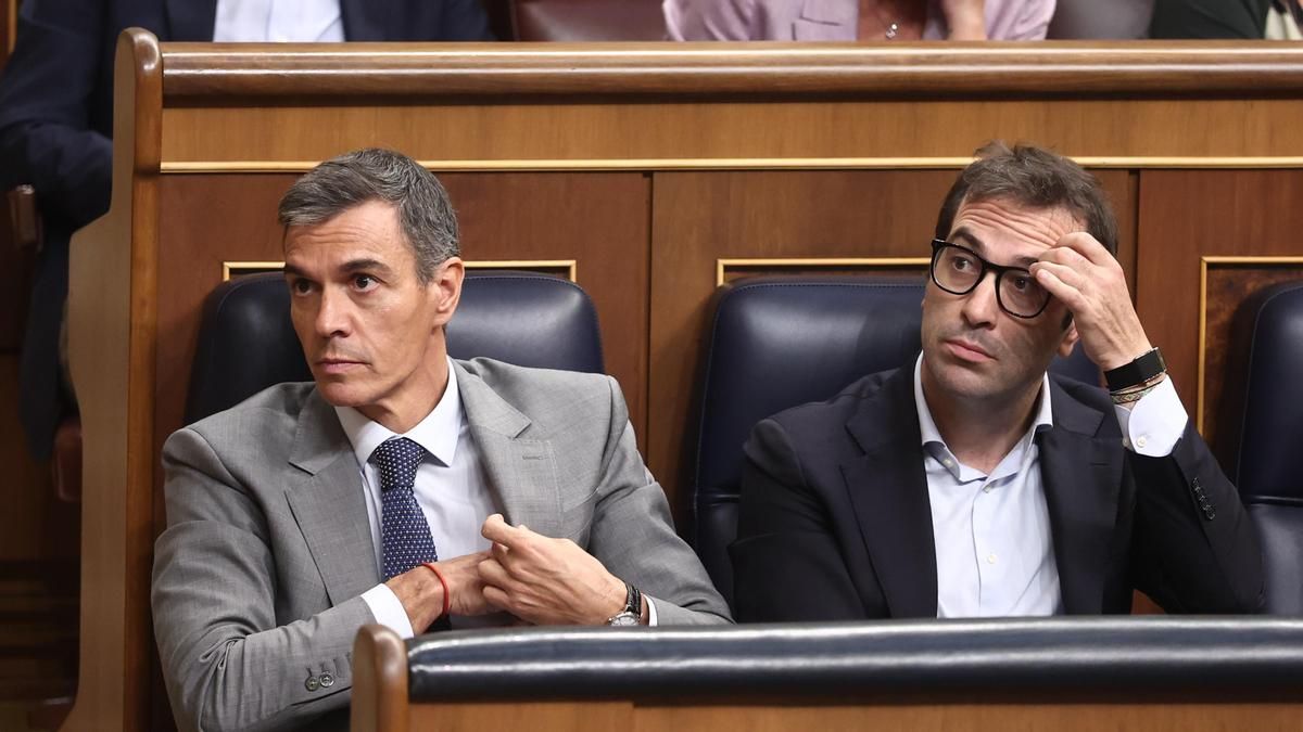 El presidente del Gobierno, Pedro Sánchez, y el vicepresidente primero y ministro de Economía, Empresa y Comercio, Carlos Cuerpo
