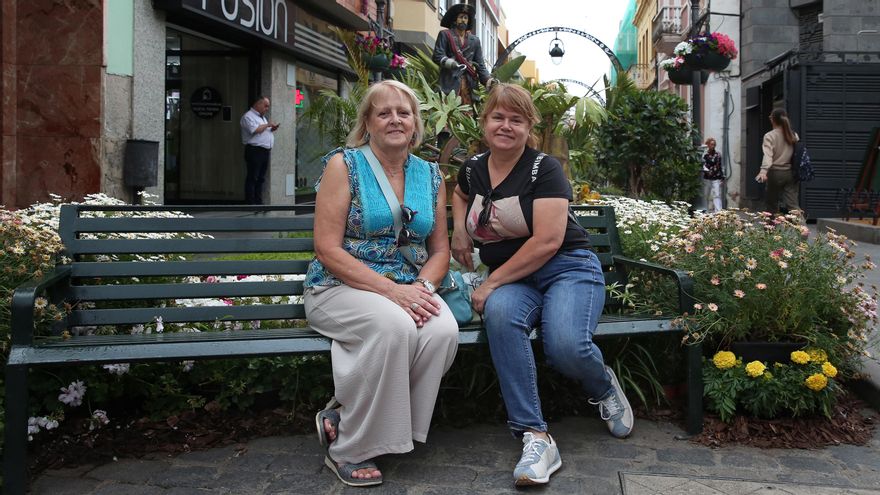 Carmen, de 67 años, y Rosa, de 59, en la calle Capitán Quesada, en Gáldar