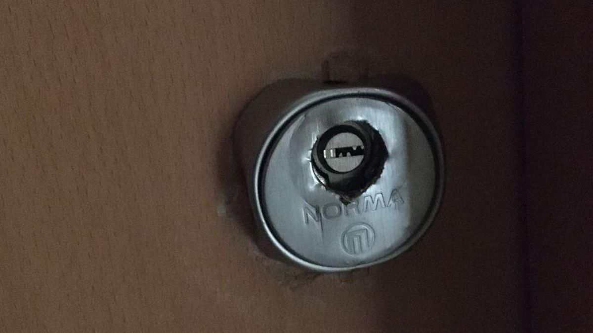 Cerraduras forzadas en el edificio