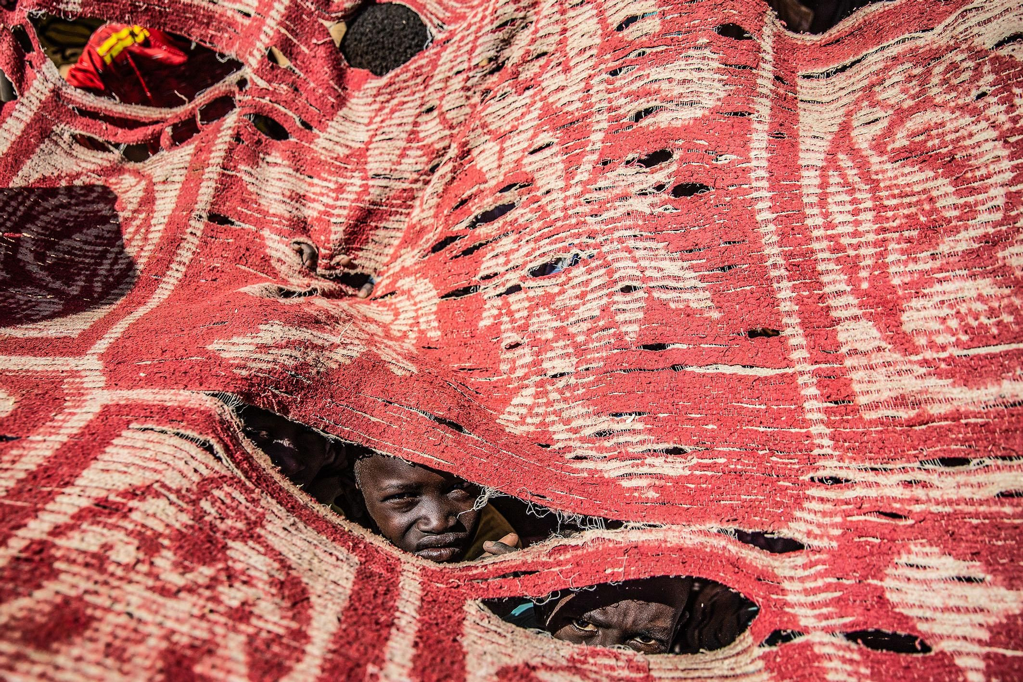 A pesar de que se han firmado acuerdos de paz, la inseguridad persiste en la región de Darfur, en Sudán. En el campamento de Shaddad, cerca de 700 familias han construido refugios improvisados. El 13 de febrero de 2021, diez días después de su llegada, todavía no habían recibido ninguna ayuda. Campamento de Shaddad, Sudán, 13 de febrero de 2021. © Abdulmonam Eassa para Le Monde.