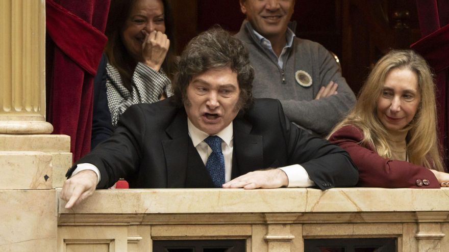 Después de acompañar a Adorni, Milei se fue del Congreso a los gritos contra los periodistas: "¡Chorros!"