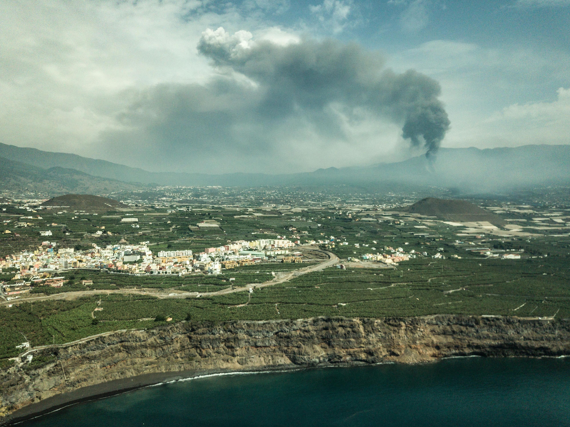 Costa de Tazacorte, en La Palma, con el volcán en Cumbre Vieja al fondo