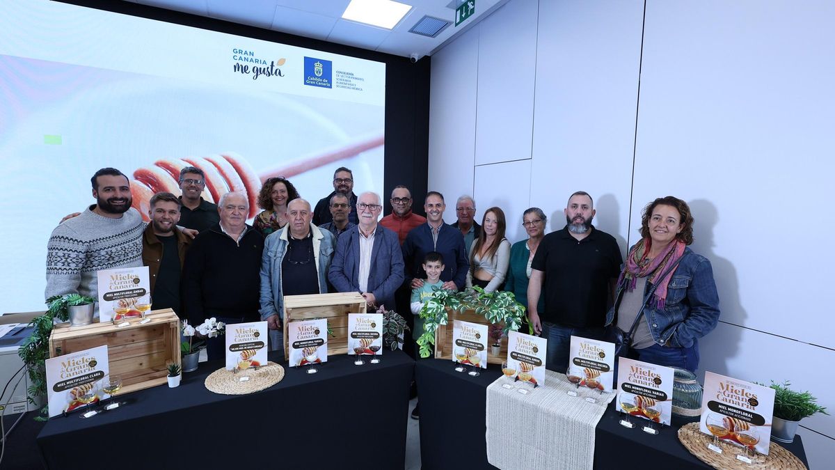 Varias de las personas premiadas en el concurso de miel.