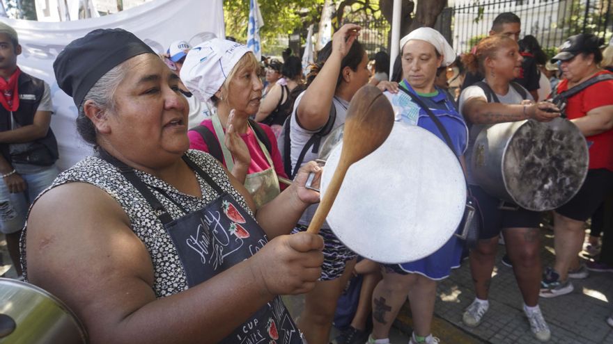 Adorni admitió que hay 5 millones de kilos de alimentos sin distribuir y culpó al Gobierno anterior