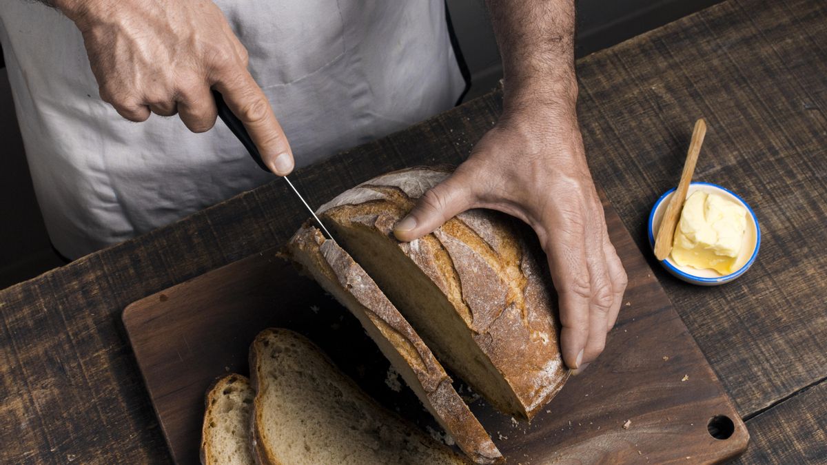 Cortando pan para el bocadillo valenciano