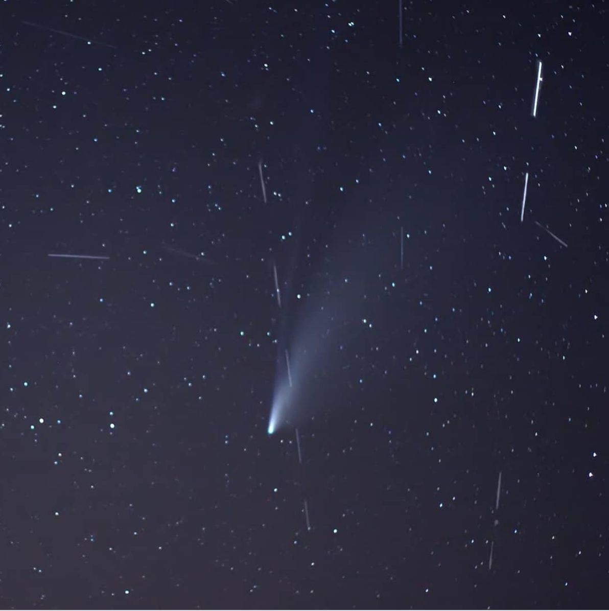 Foto del cometa Neowise captada desde La Palma por Sebastián Fernández  con los satélites Starlink pasando por delante.