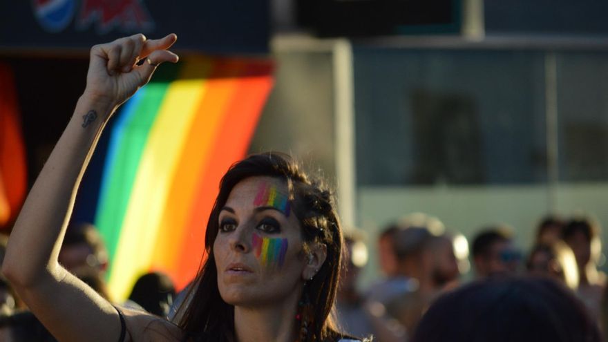 Mery Durante dirige la batucada Yemú Yembá por las calles de Sevilla