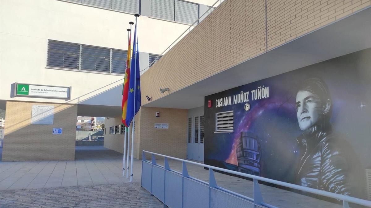 Entidades ciudadanas y familias reclaman otra línea en el IES Casiana Muñoz este curso