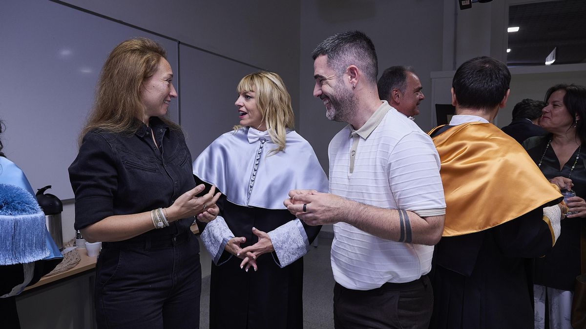 La vicerrectora Garai, con representantes de PP y EH Bildu