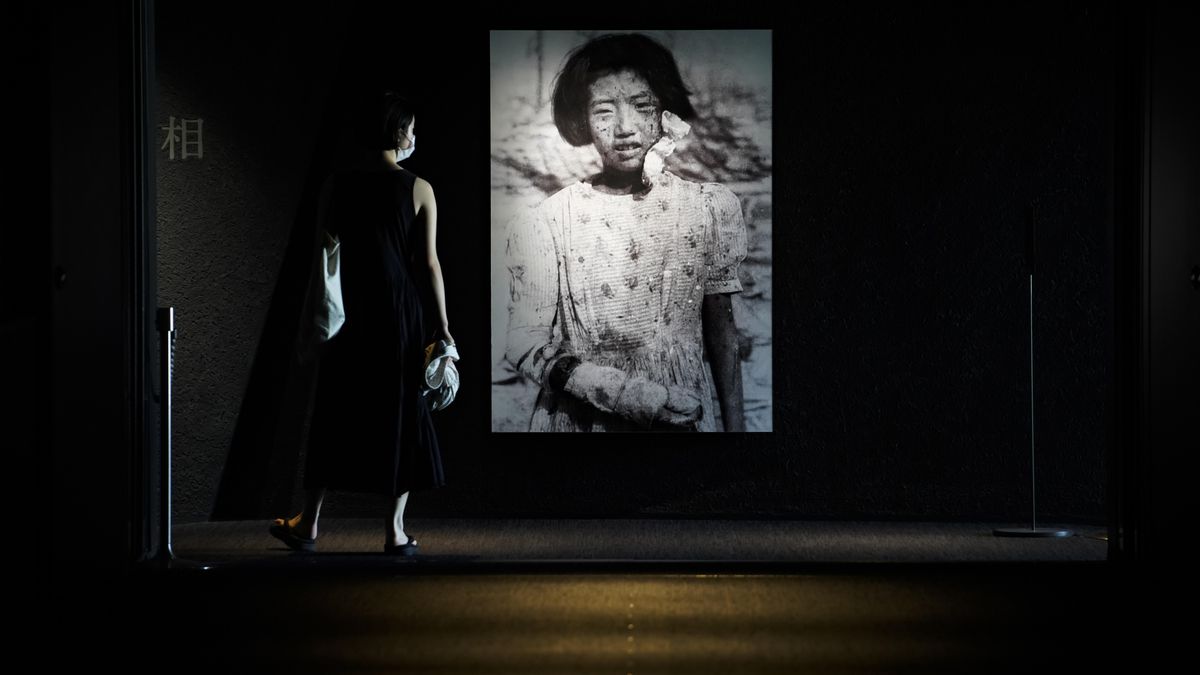 Un visitante del centro Hiroshima Peace Memorial Museum en Hiroshima, en 2020
